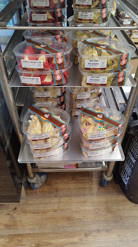 פיס אוף קייק - קונדיטוריה בירושלים | בית קפה | עוגות | עוגיות | עוגות יום הולדת | קינוחים - הסעדה
