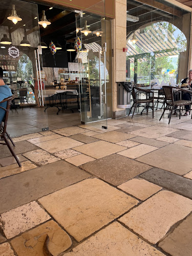 גאוני - בית מאפה פטיסרי - הסעדה