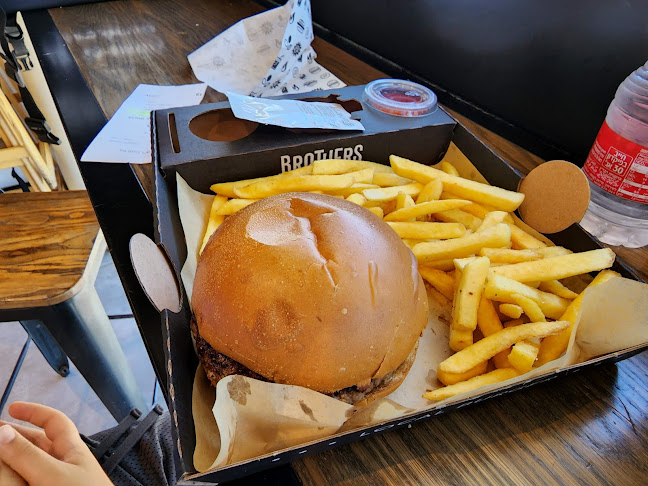 Opinii despre Brothers Local Burger în קרית אונו - הסעדה