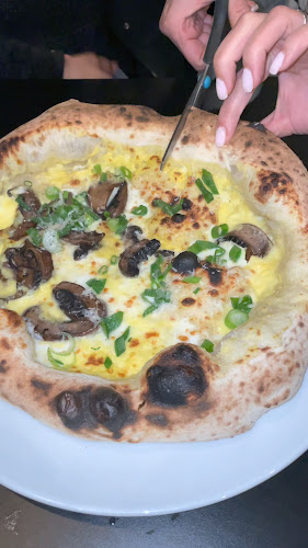 דולצ׳ה - פיצה נאפוליטנית