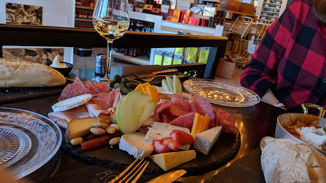 אגתה - הסעדה