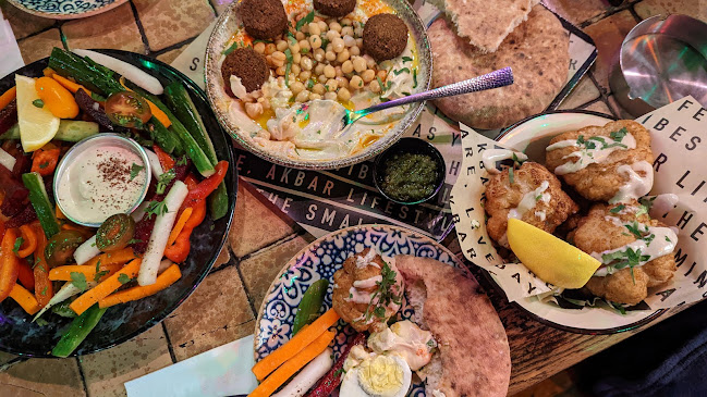 AKBAR בשוק הפשפשים אקבר - בר מסעדה - הסעדה