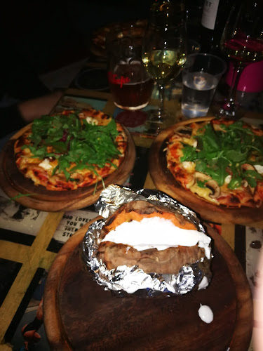 Roots Bar & Kitchen - הסעדה