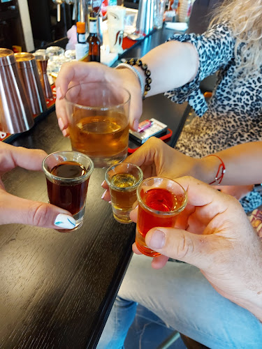 בר הקליניקה clinica bar - הסעדה