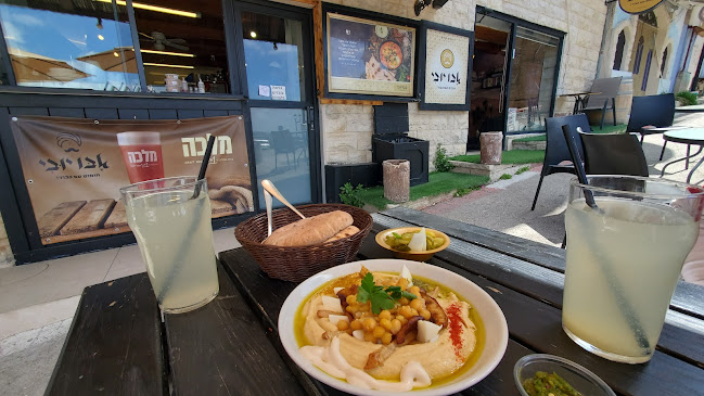 מסעדת חומוס יובי - הסעדה